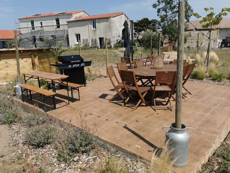 Création et pose de terrasse aspect bois en béton imprimé à Nantes