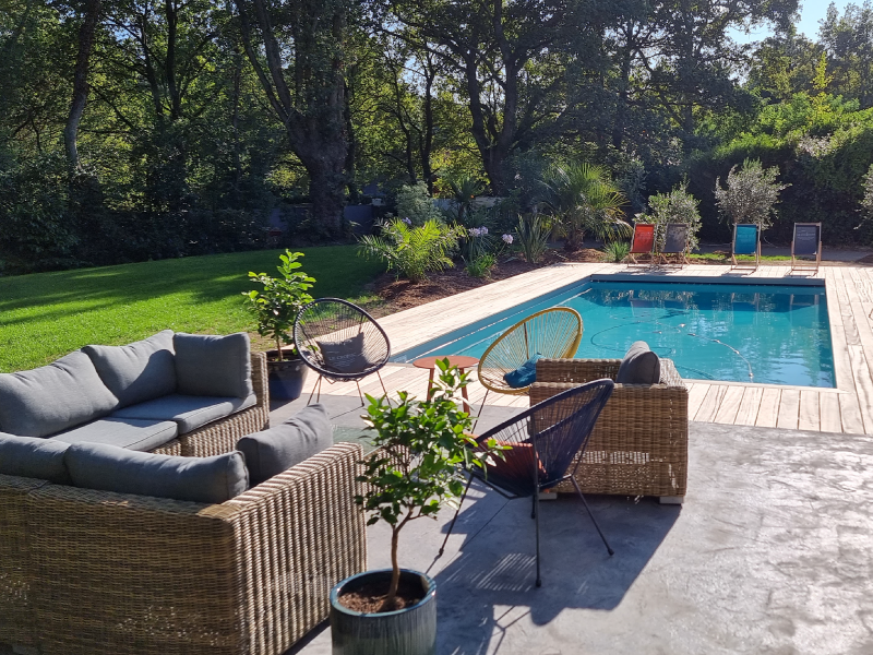 Terrasse et plage de piscine en béton imprimé à la chapelle sur erdre 44 proche de nantes