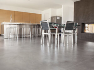 Construction de maison neuve à la Baule avec mur et sol en béton ciré