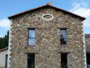 Habillage de maison avec façade en pierre