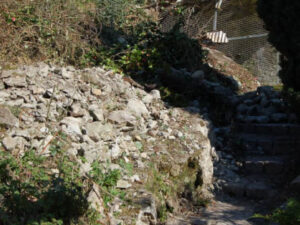 Mur de soutènement à la chaux avec enduit pierre vue à la chaux près de Nantes