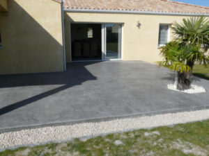 Pose d’une terrasse en béton imprimé au Sud de Nantes