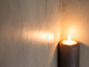 Rénovation et extension de maison et salle de bain avec mur et sol en béton ciré à Carquefou