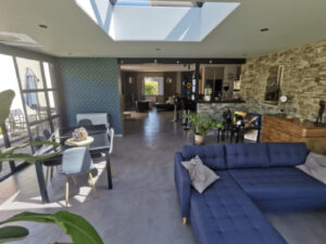 Rénovation et extension d’une habitation avec sol en béton ciré à Vallet