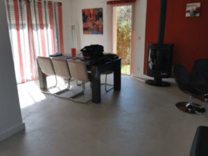 Transformation d’un sol carrelage en béton ciré à Pontchâteau proche de Nantes