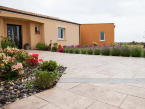 Réalisation d’une allée et terrasse en béton imprimé au Sud de Nantes